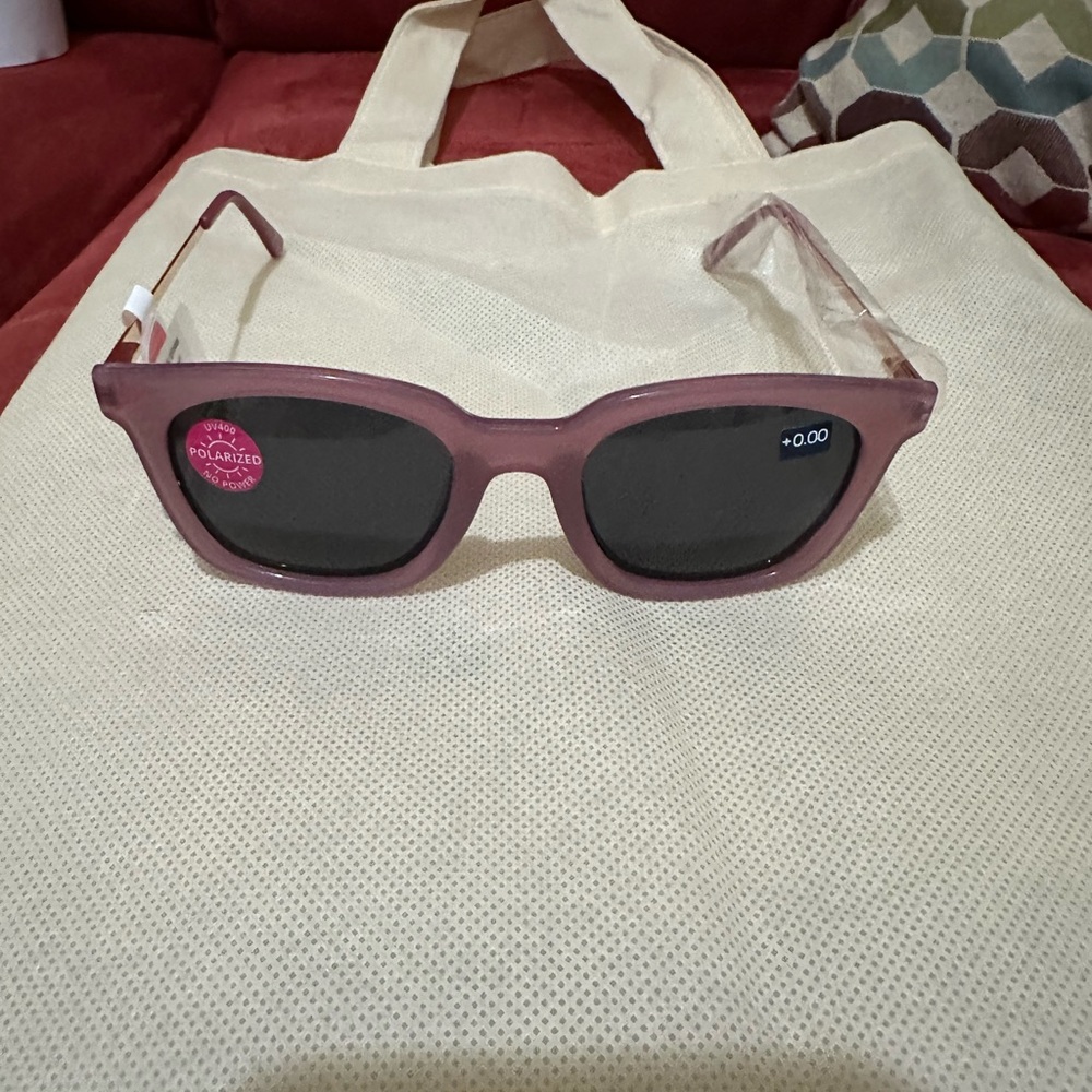 Stylish  new Sunglasses by Peeperspecs purp/gold polarized
